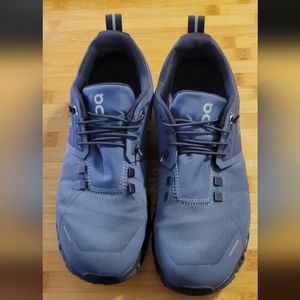 On Cloud size 8 ladies shoes